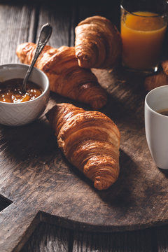 Petit-D&eacute;jeuner avec Croissants, Caf&eacute; et Confiture