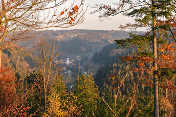 Sonnenuntergang in den Bergen im Herbst im Fichtelgebirge