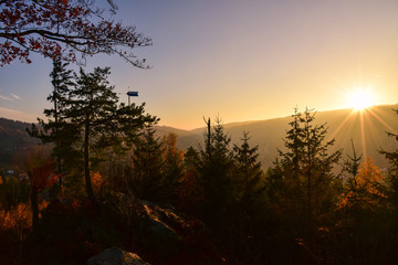 Sonnenuntergang in den Bergen im Herbst im Fichtelgebirge