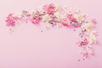 Obraz na płótnie Canvas beautiful spring flowers on paper background