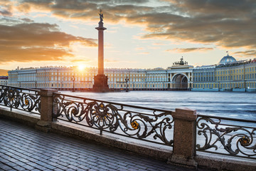 Дворцовая площадь и Ангел на колонне Angel on the Alexander Column on Palace Square