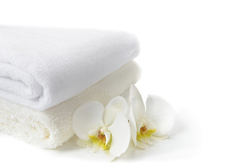 Obraz na płótnie Canvas Spa towels with white Orchid flowers on white