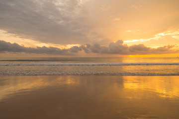 Obraz premium Golden sunset on the beach 