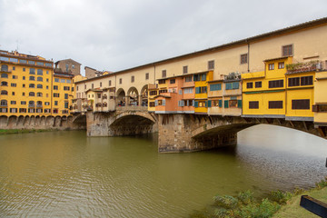 Fototapeta na wymiar Le long de la riviere Arno a Florence en Toscane - Italie