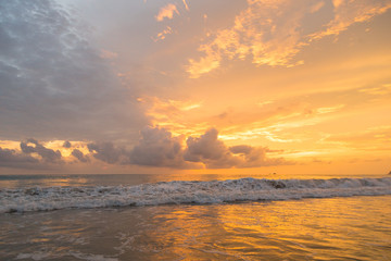 Obraz premium Golden sunset on the beach 
