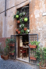 Fototapeta na wymiar Fenster Tür in Rom mit Blumen