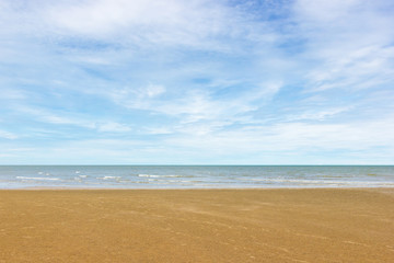 Fototapeta na wymiar blue sky and the sea sandy beach on beach Asia Thailand. 