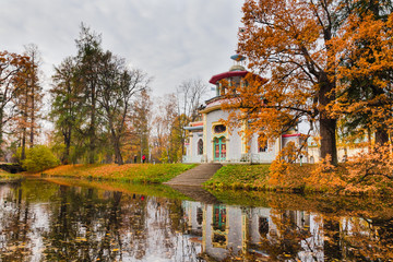 Obraz premium Chinese creaking Gazebo. Autumn. Tsarskoe Selo, Pushkin, Saint Petersburg, Russia.