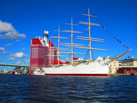 Viermastbark Segelschiff Viking mit Skanskaskrapan Lippenstift Hochhaus in Göteborg, Schweden