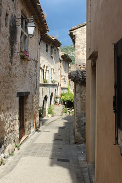 Ruelle petite rue village pierre
