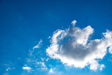 Obraz na płótnie Canvas Blue sky and shiny clouds