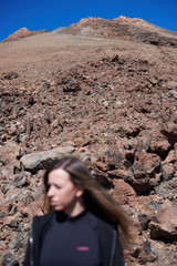 Mujer joven en la cima del Teide (Foco en la montaña