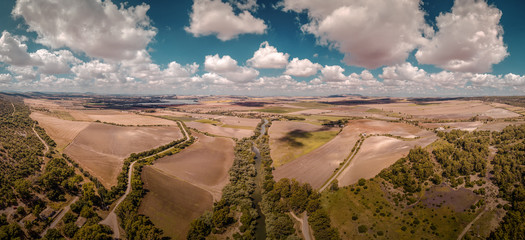 Luftaufnahme einer Landschaft in Spanien / Andalusien bei schönem Wetter