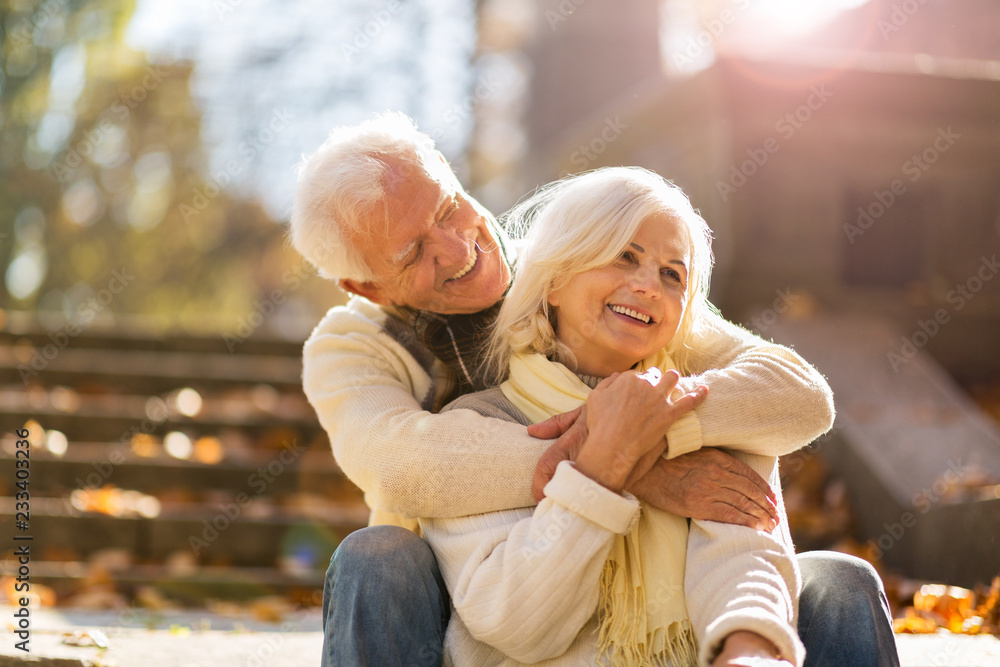 Poster senior couple in autumn park