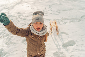 Mädchen hat Spaß im Winter