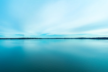 Lake Monona Horizon View in Madison Wisconsin on a Calm Day - obrazy, fototapety, plakaty
