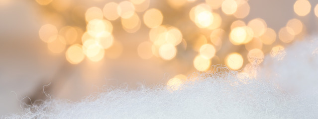 julbanner med julbelysning ofokuserat i bakgrunden vit bomull i förgrunden med utrymme för egen text