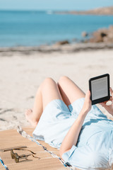e-Book Reader am Strand