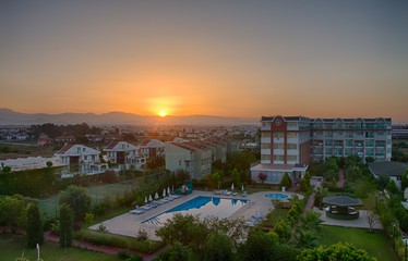 Obraz premium dawn of the sun from the mountains