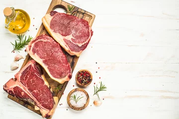 Keuken foto achterwand Vlees Rauw vlees biefstuk op witte bovenaanzicht.