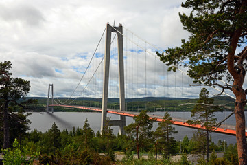 Obraz premium Wiszący most Högakustenbron w Szwecji