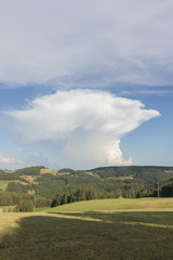 Fototapeta na wymiar Landschaft im Schwarzwald mit Wolken