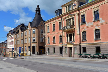 Fototapeta na wymiar Historische Gebäude in der Hauptstraße von Härnösand