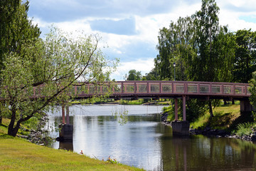 Idyllische Holzbrücke in Härnösand Schweden