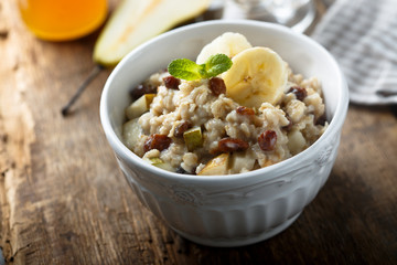 Oatmeal porridge with pear, raisins and banana