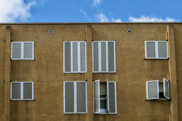 Fachada con ventanas/ Fachada de color ocre con ventanas