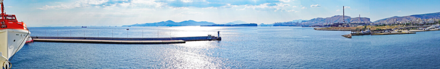 Puesta de sol en el puerto de Atenas, Grecia, Europa