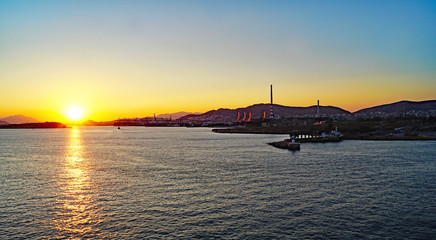Fototapeta na wymiar Puesta de sol en el puerto de Atenas, Grecia, Europa
