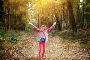 belle enfant jouant avec les feuilles 