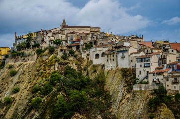 Obraz premium view of town at mountains italy