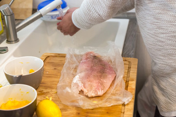 Mann bereitet ein Fischfilet für den Grill vor