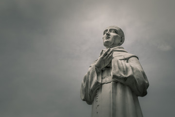 Estatua de santo en pueblo colombiano