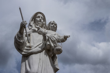Estatua de Virgen Santa María en pueblo colombiano