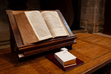Ancienne Bible sur un lutrin dans un temple protestan