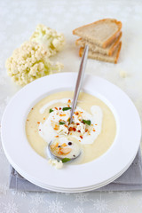 Blumenkohlsuppe mit Mandelblättchen