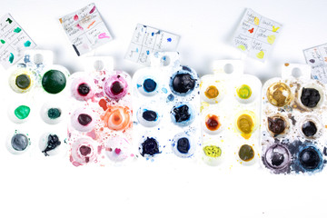 Multi-hued watercolor painting pallette.