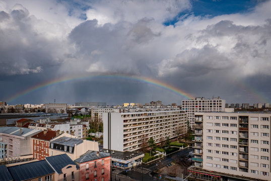 Arc en ciel complet, apr&egrave;s l'orage, au dessus de Saint-Denis 93, banlieue parisienne, rue Gabriel P&eacute;ri, horizontal