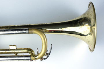 Obraz na płótnie Canvas Antique worn trumpet close up.