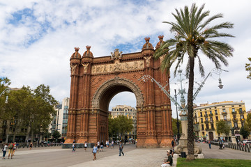 Fototapeta na wymiar Arc de Triomf in Barcelona mit Menschen im Sommmer