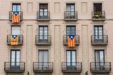 Katalanische Flaggen an Häuserfassade in Barcelona
