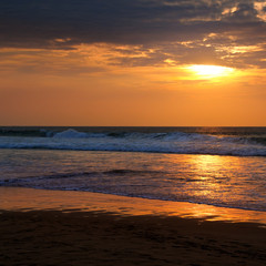 Fototapeta na wymiar Beach of the ocean and golden sun rise.