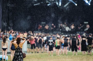Foto op Plexiglas Girl preparing to go on concert on rain, music event in background © Zamrznuti tonovi