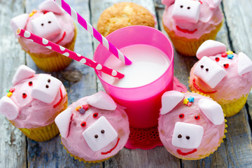 Obraz premium Pig cupcakes, animal shaped funny cakes for kids party, piggy cupcakes with pink frosting and marshmallow