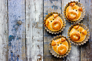 Pig buns, piggy dinner rolls, adorable edible pigs from dough, creative kids snack idea