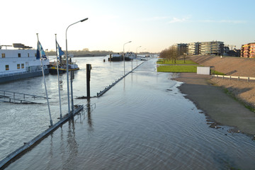 overstroomde kade van de rivier de Rijn in Lobith - Tolkamer
