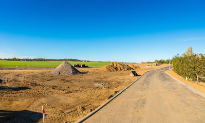 Bauland im Grünen mit Baustelle © Daniel Bahrmann